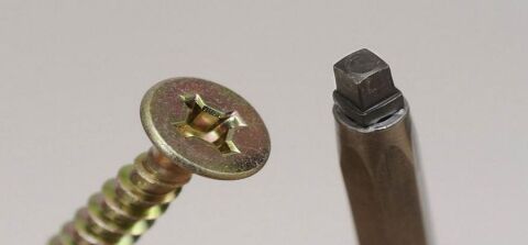 Vrut 2,5 x 12 zapuštěná hlava, UniQuadrex (Ešus 450ks)