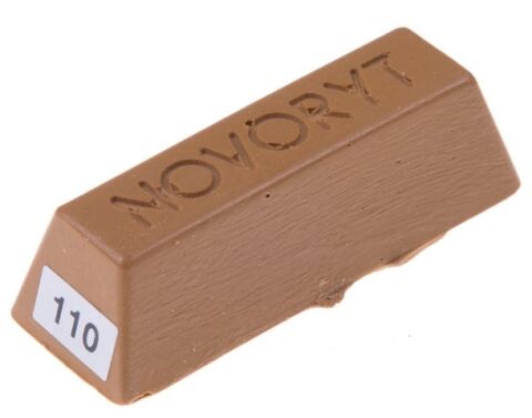 NOVORYT - tmel tvrdý tavný, odstín č.110 (Smrk Antik)