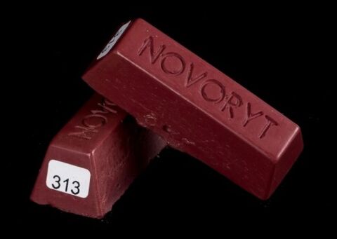 NOVORYT - tmel tvrdý tavný, odstín č.313 (Tmavě červená)