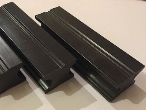 WPC podkladový hranol pro prkno černý 40x30x2900